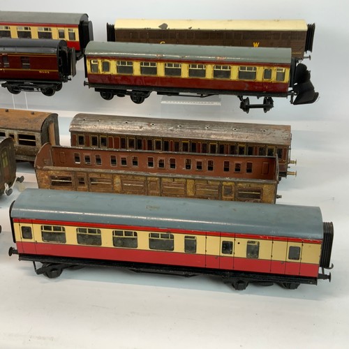 253 - Collection of early 20th century tin plate carriages, to include a 9272, LMS Kitchen Car 3101, LMS 6... 