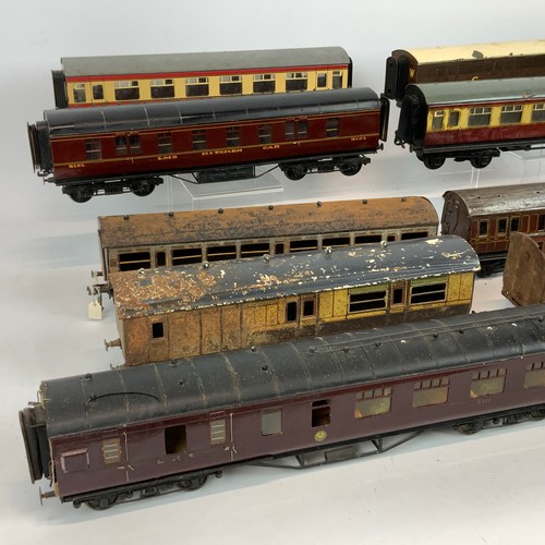 253 - Collection of early 20th century tin plate carriages, to include a 9272, LMS Kitchen Car 3101, LMS 6... 