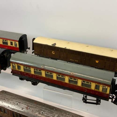 253 - Collection of early 20th century tin plate carriages, to include a 9272, LMS Kitchen Car 3101, LMS 6... 