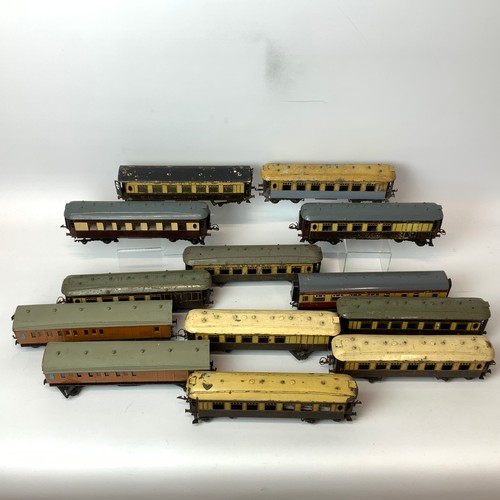 254 - Collection of early 20th Century Hornby Series Meccano Pullman 'IOLANTHE' tinplate coaches and three... 