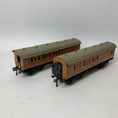 254 - Collection of early 20th Century Hornby Series Meccano Pullman 'IOLANTHE' tinplate coaches and three... 