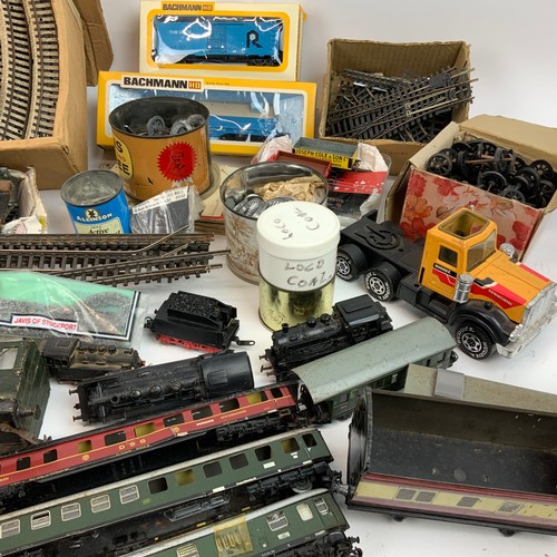 260 - Assortment of OO Gauge collectables, including track, Marklin locomotives, carriages and accessories... 