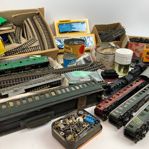 260 - Assortment of OO Gauge collectables, including track, Marklin locomotives, carriages and accessories... 