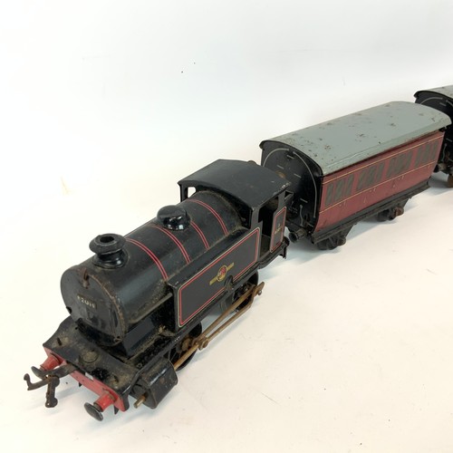 275 - Collection of three vintage Hornby O gauge carriages, a vintage Hornby type 40 clockwork train, and ... 