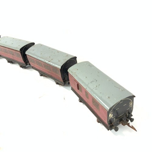 275 - Collection of three vintage Hornby O gauge carriages, a vintage Hornby type 40 clockwork train, and ... 