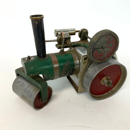 275 - Collection of three vintage Hornby O gauge carriages, a vintage Hornby type 40 clockwork train, and ... 