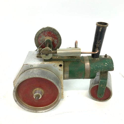 275 - Collection of three vintage Hornby O gauge carriages, a vintage Hornby type 40 clockwork train, and ... 