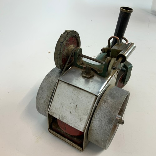 275 - Collection of three vintage Hornby O gauge carriages, a vintage Hornby type 40 clockwork train, and ... 