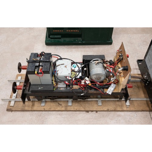 278 - 7 1/4 gauge battery electric diesel shunt and sit in tender with breaking lever and seat straps, in ... 