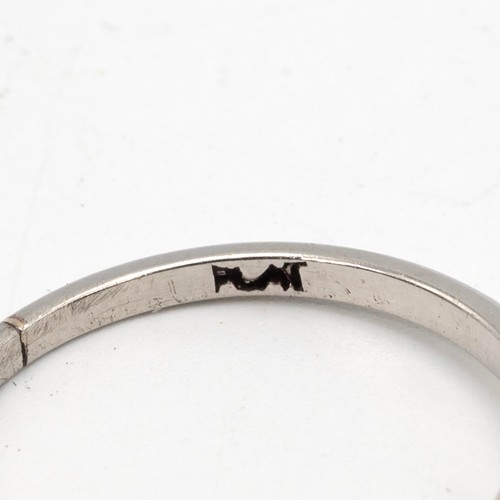 81 - A platinum set three stone diamond ring, the centre stone approx 0.15ct flanked by two further diamo... 