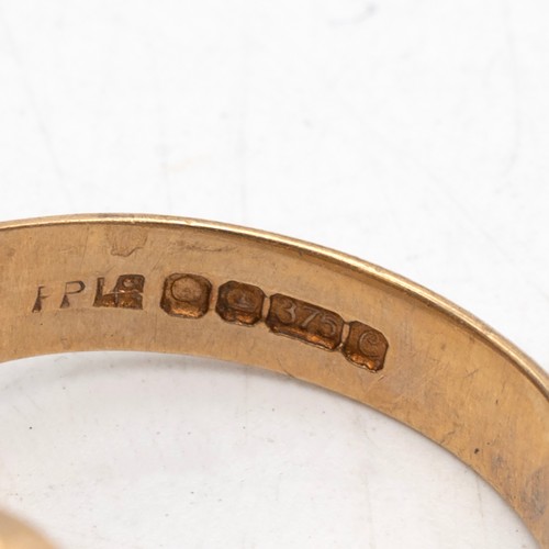 216 - A collection of 9ct gold jewellery including three rings, gate bracelet, link bracelet and mixed nec... 