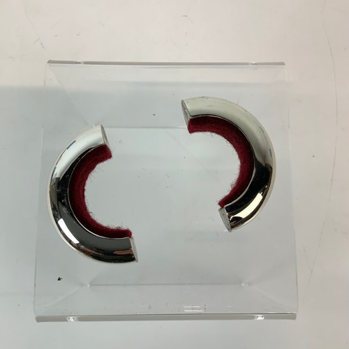 253 - An assortment of Newbridge metalware including napkin rings, boxed pen and costume jewellery etc.