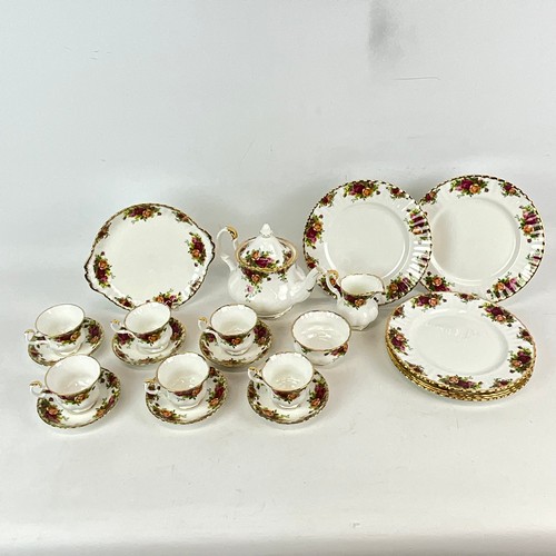 642 - A six place setting of Royal Albert Old Country Roses to include six saucers, six bowls, six cake pl... 