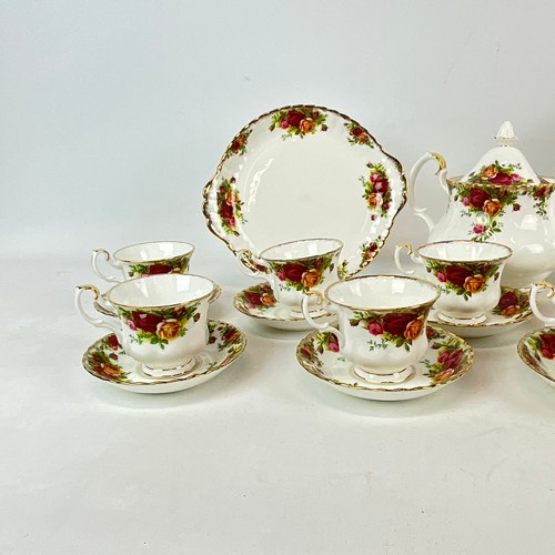 642 - A six place setting of Royal Albert Old Country Roses to include six saucers, six bowls, six cake pl... 