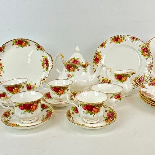 642 - A six place setting of Royal Albert Old Country Roses to include six saucers, six bowls, six cake pl... 