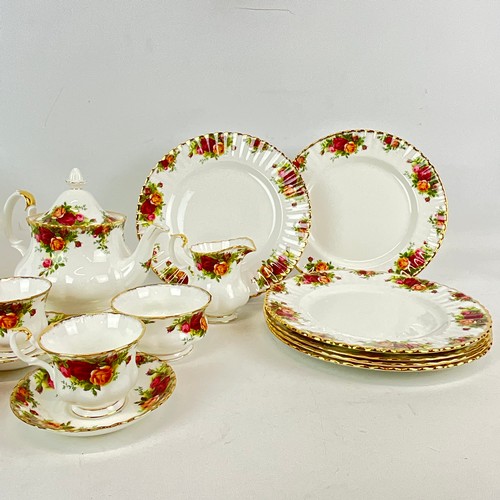 642 - A six place setting of Royal Albert Old Country Roses to include six saucers, six bowls, six cake pl... 