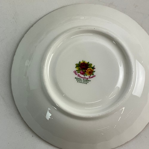 642 - A six place setting of Royal Albert Old Country Roses to include six saucers, six bowls, six cake pl... 