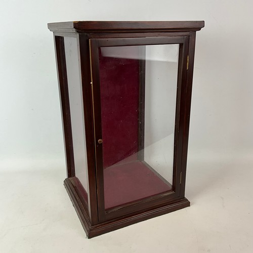 906 - An Edwardian stained table top single door glazed display cabinet H58cm x W35.5cm x D32cm.