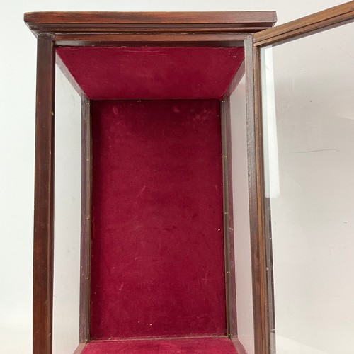 906 - An Edwardian stained table top single door glazed display cabinet H58cm x W35.5cm x D32cm.