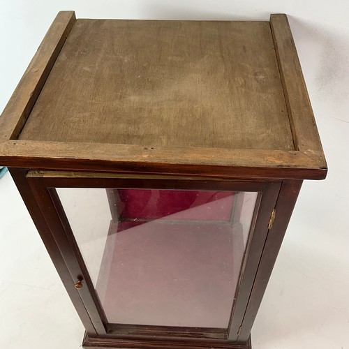 906 - An Edwardian stained table top single door glazed display cabinet H58cm x W35.5cm x D32cm.