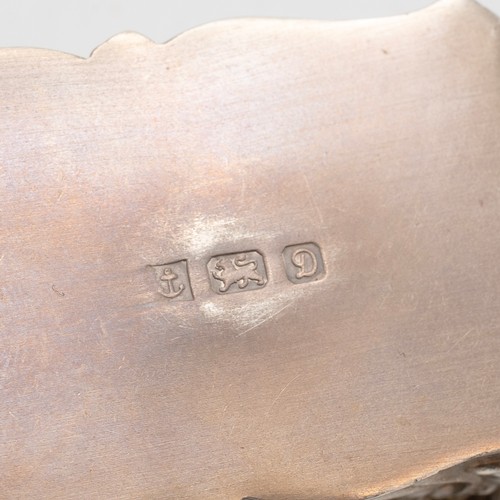 514 - A silver pill box decorated with acanthus flower decorations with two cherubs embossed to lid, hallm... 