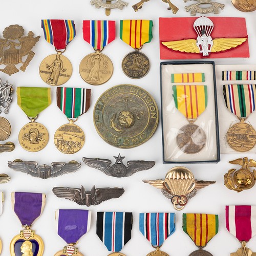91 - A large collection of mixed United States medals and badges, to include three Purple Hearts, various... 