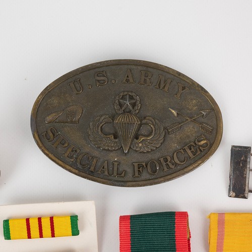 91 - A large collection of mixed United States medals and badges, to include three Purple Hearts, various... 