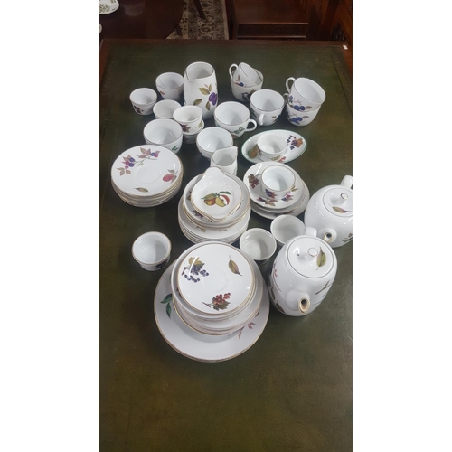 196 - A large quantity of Worcester Evesham pattern Dinnerwares.