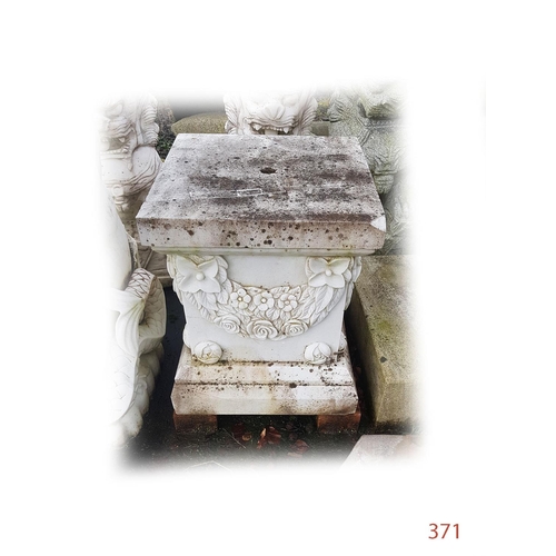 371 - Garden ornament
Marble
Height: 50cm