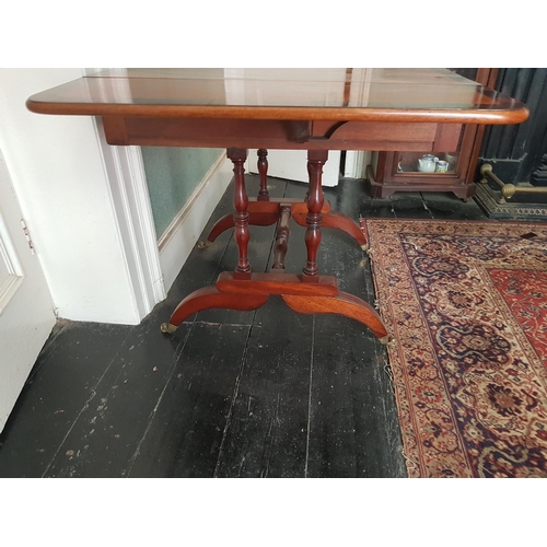 588 - A good Regency Mahogany Sofa Table with Rosewood crossbanding. L 118 x D 82cm.