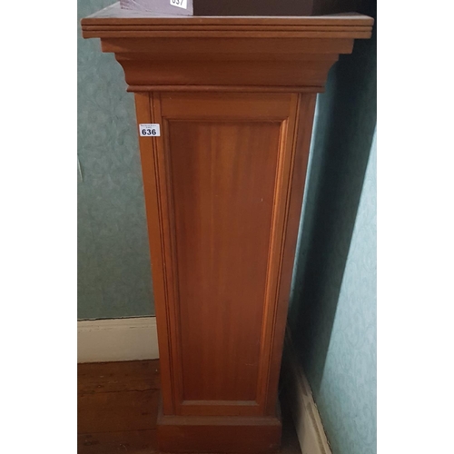 636 - A good Edwardian Mahogany Pedestal.