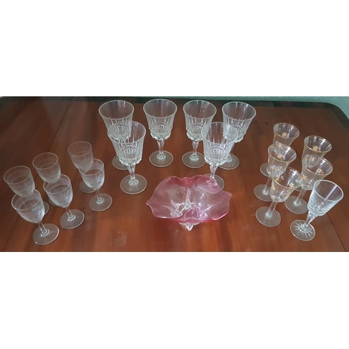 588a - A good set of 19th Century etched Port Glasses along with a cranberry bon bon Dish & other glasses.