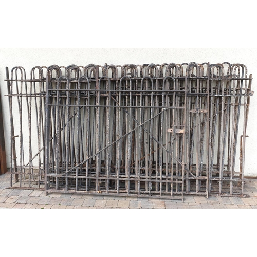 242 - A large quantity of Cast Iron Railings with arched top. Total width 2182cm approx.