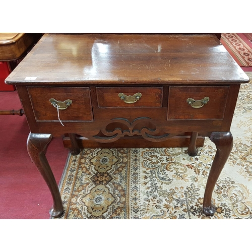 628 - A Georgian Oak Lowboy with Mahogany crossbanding. Approx H73 x W79 x D49 cms.