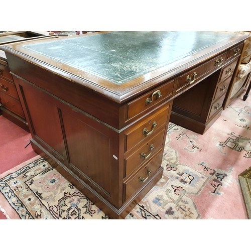 942 - A really fine Mahogany Pedestal Desk with a green leather insert. 157 x 87 x 76 cms H.