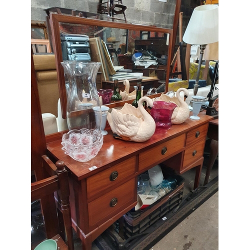 246 - A nice early 20th Century Mahogany veneered Dressing Table.