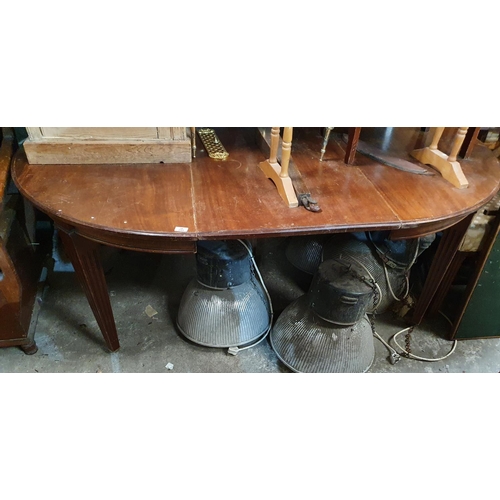 291 - A Victorian Mahogany Dining Table.