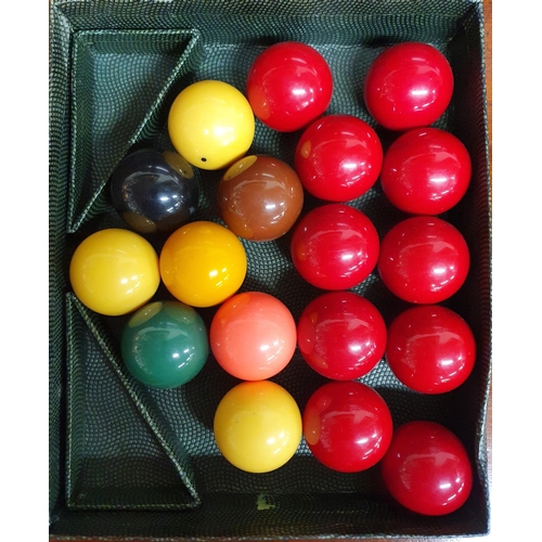 385 - A lovely set of Vintage Pool Balls.