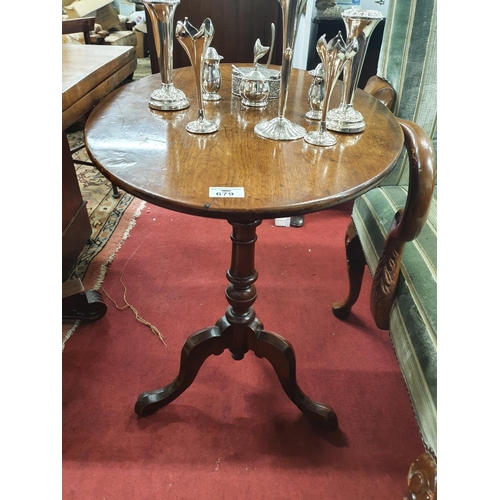 679 - A Georgian Mahogany Oval Supper Table on a tripod base. 68 x 47 cms diam.