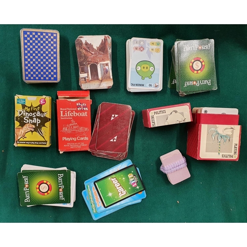 559 - A group of vintage playing Cards.