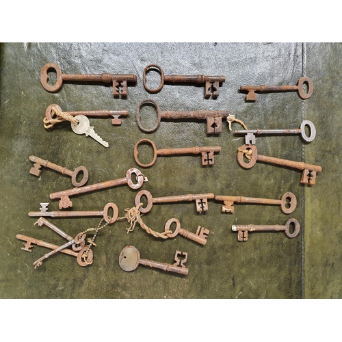 579a - A quantity of vintage Keys.