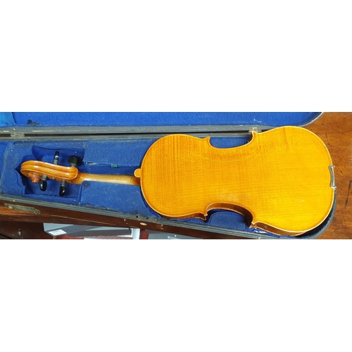 343 - A good 19th Century full size one piece back Violin with bow in timber case.