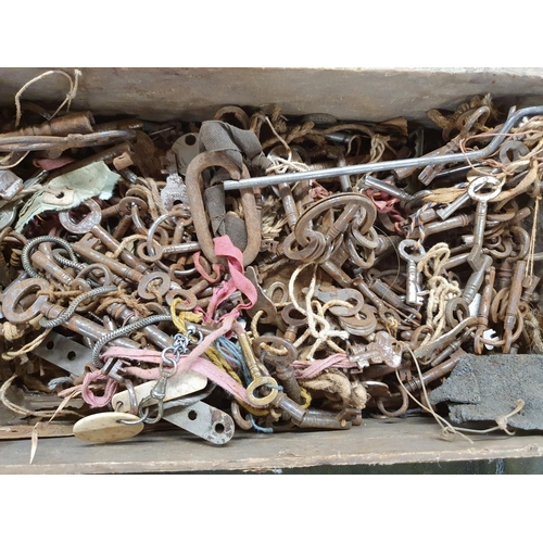 579b - A large quantity of vintage Keys.