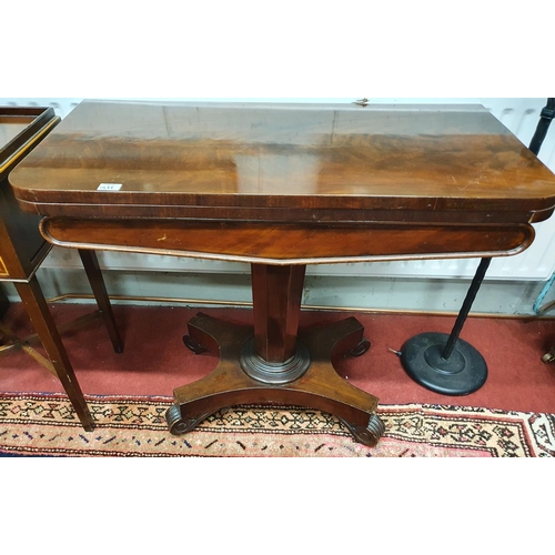558 - Of Superb quality. An early 19th Century Mahogany Foldover Card Table with pedestal base. In very go... 