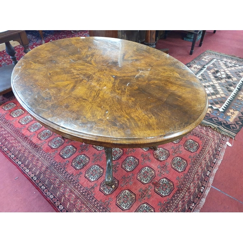 208 - A really good Victorian Walnut oval Supper Table. 100 x 132 x H 71 cms approx.