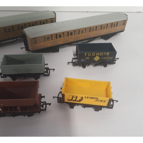 9 - A good quantity of Hornby Carriages.