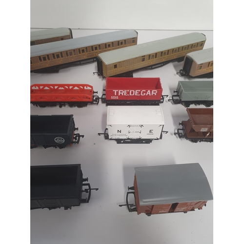 9 - A good quantity of Hornby Carriages.