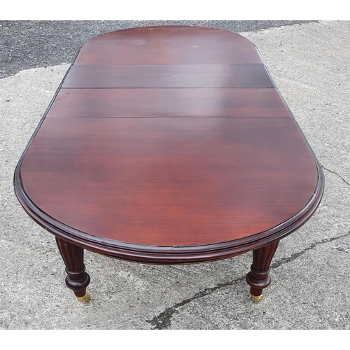 1050 - A Victorian style Mahogany Dining Table. 282 x 125 cms wide approx.