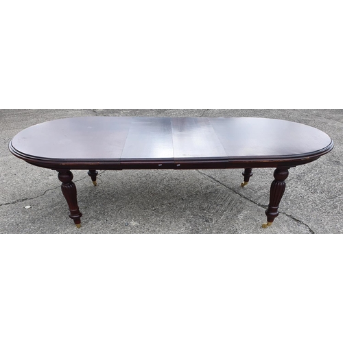 1050 - A Victorian style Mahogany Dining Table. 282 x 125 cms wide approx.