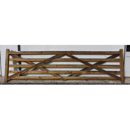 425 - 1 wooden gate width approx 427cm, top rail slightly damaged